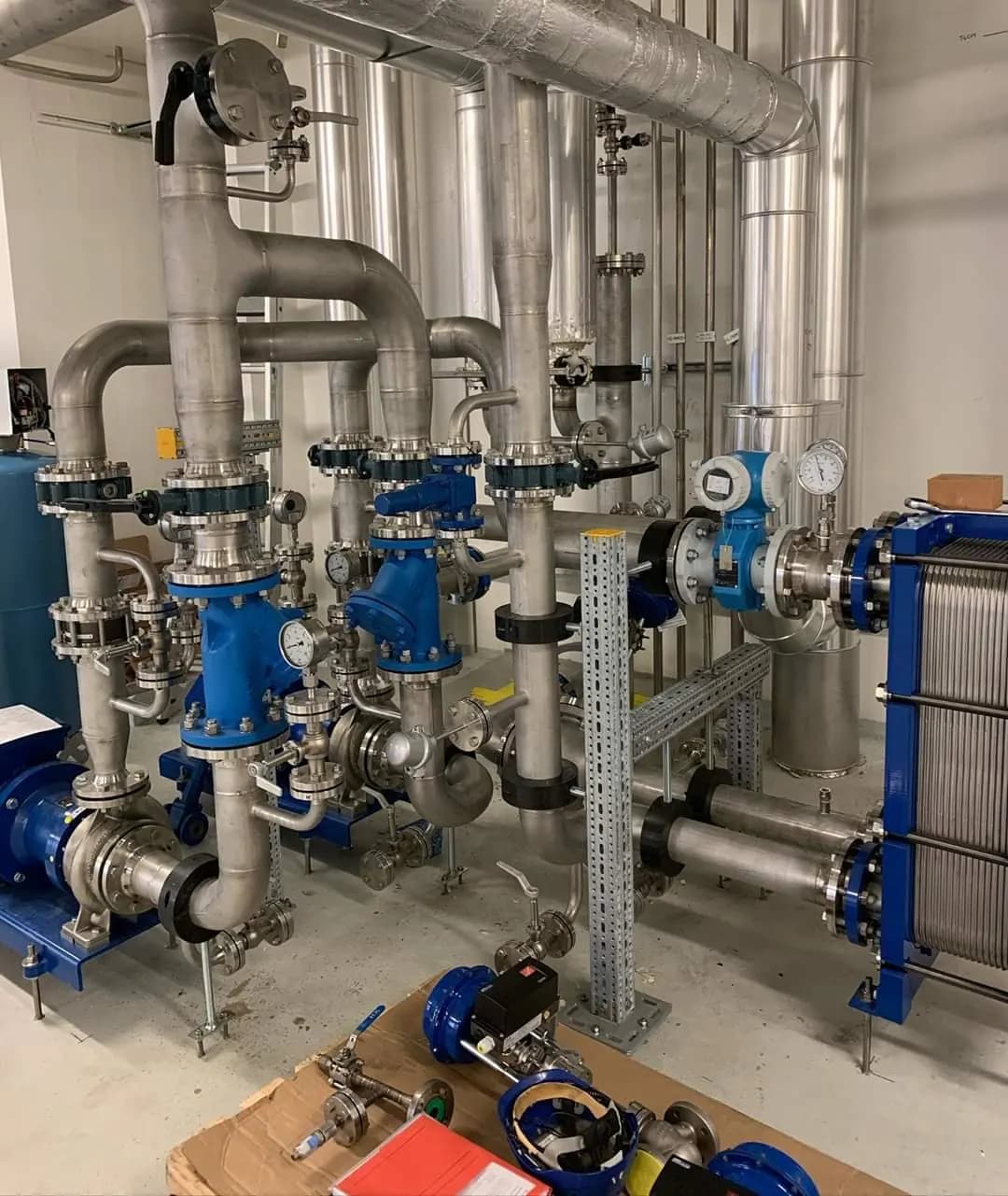 Montierte Edelstahl-Verrohrung mit Pumpen in einer Industrieanlage