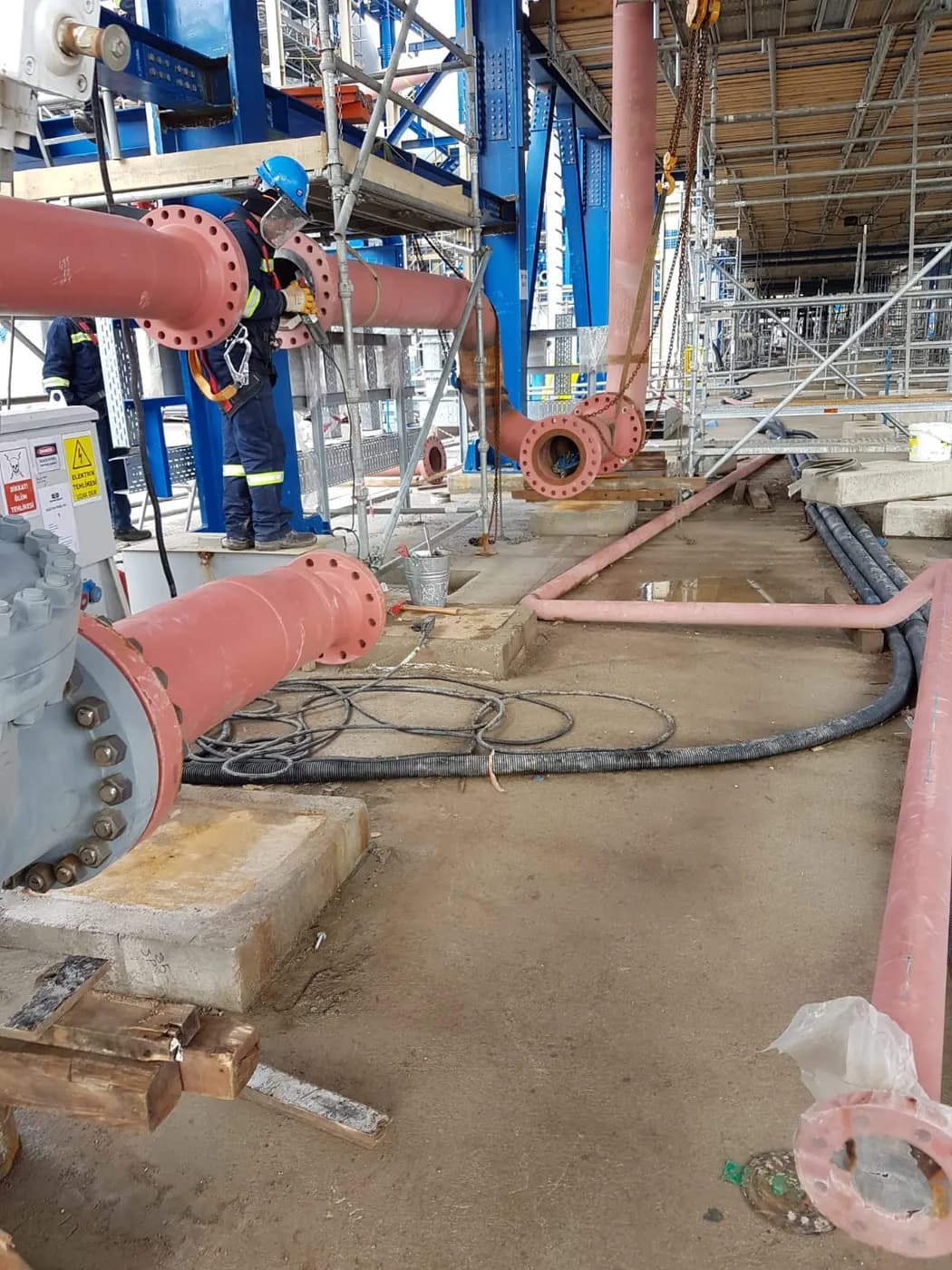 Grundierte Rohrleitungen auf der Baustelle