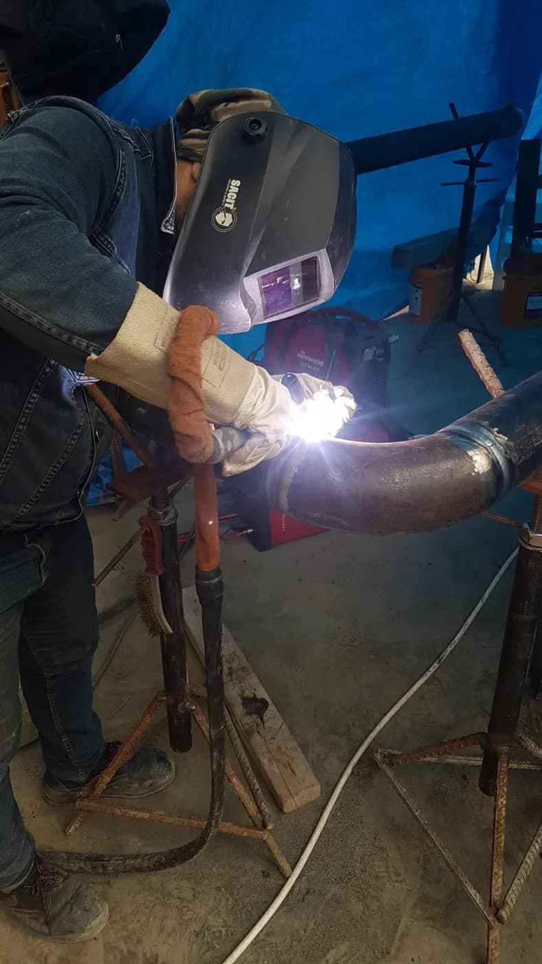 Schweisser mit Schutzmaske bei der Arbeit